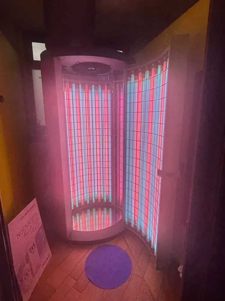 La doccia rosa al collagene negli ambienti del solarium Solatia a Marnate